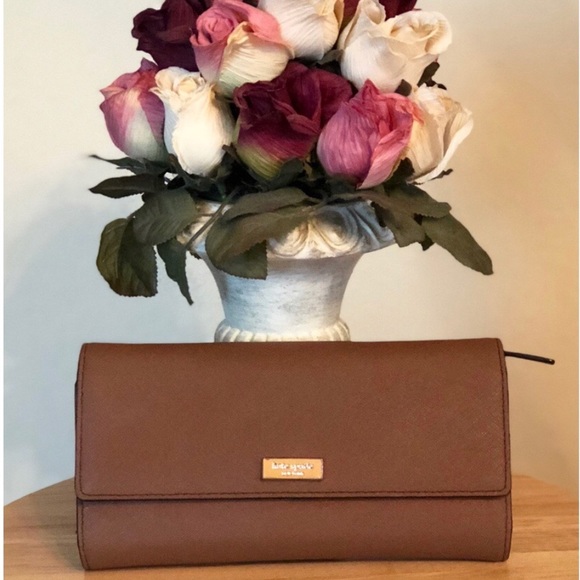 kate spade Handbags - ♠️ Gorgeous, Kate Spade Saffiano Leather Wallet